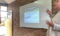 Docente de la UPC dándo la charla